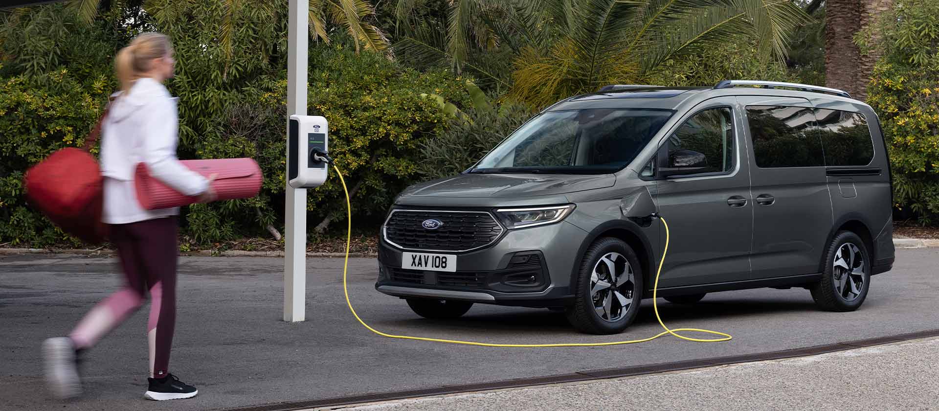 Ford Tourneo Connect plug-in hibrid töltése