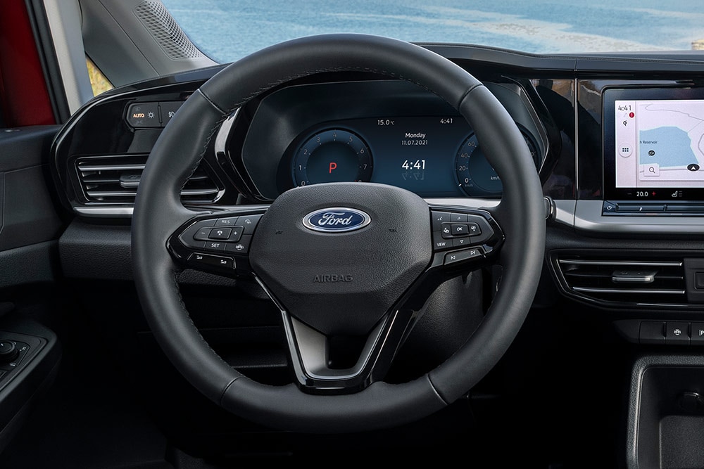 A Ford Tourneo Connect belső tere a műszerfallal