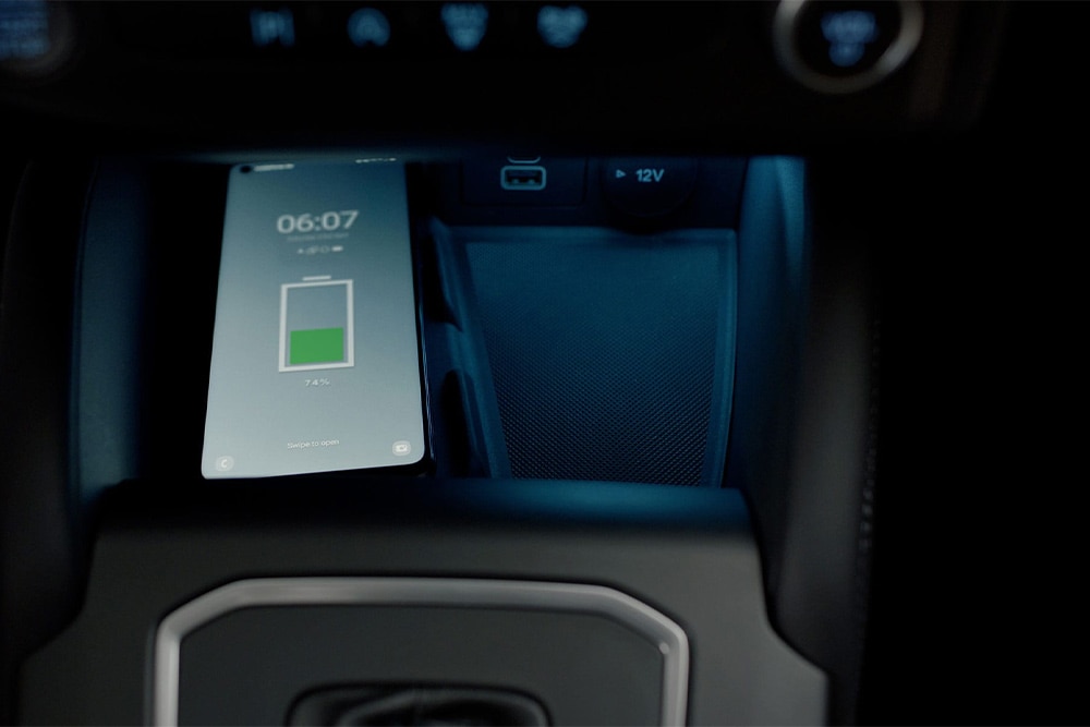 Ford Tourneo Connect belső tere a töltési funkciót mutató mobiltelefonnal.