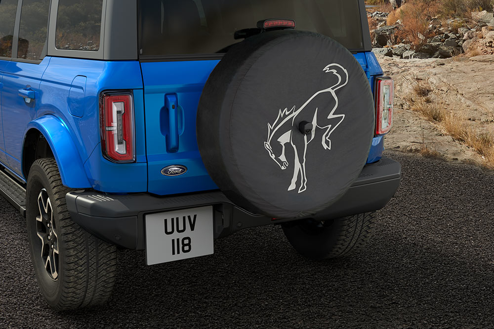 A Ford Bronco belső terének képe a bőr kormánykerékkel és a csatlakoztatott érintőképernyővel.
