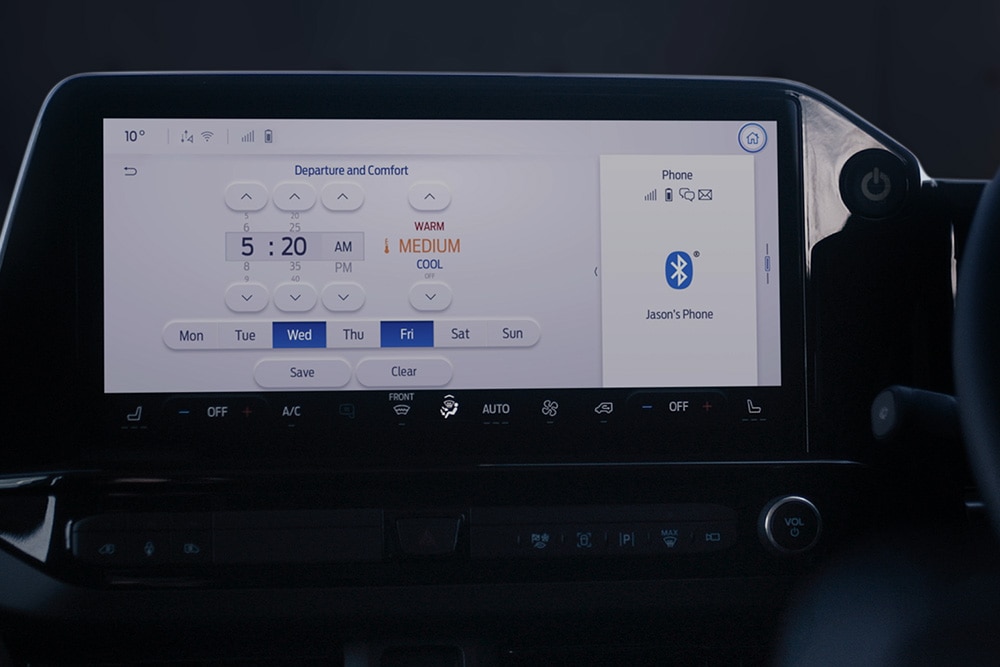 Az E-Tourneo Custom műszerfalának kijelzőjén megjelennek az indulási és komfortbeállítások, beleértve az ütemezett előkondicionálást.