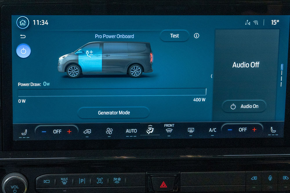 A Ford E-Tourneo Custom műszerfalának kijelzőjén megjelenik a beépített Pro Power Onboard rendszer, mely az elektromos kimenetet  vezérli.