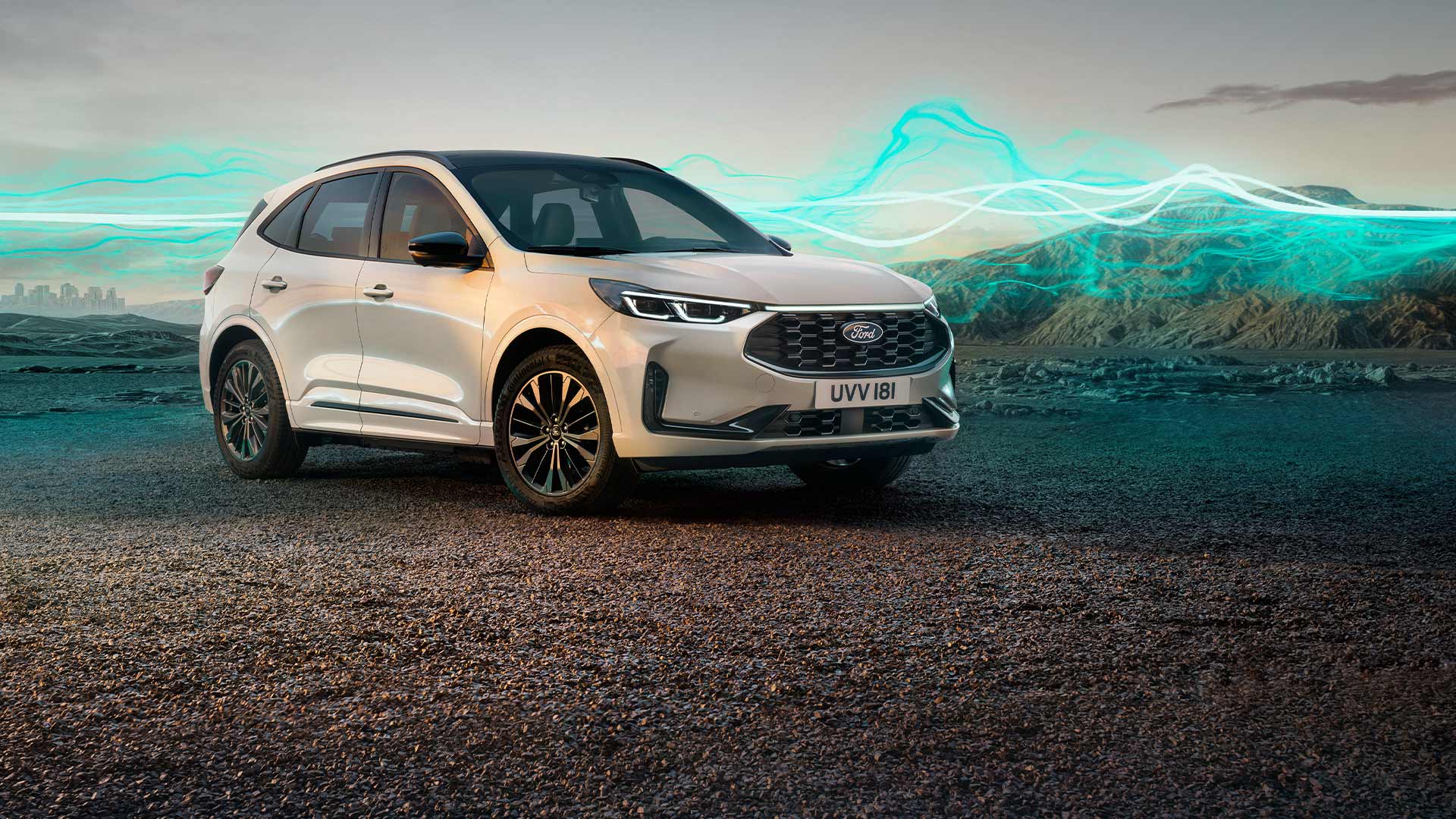 Fehér Ford Kuga Sound Edition álló helyzetben, a háttérben zöld hanghullámgrafikával.