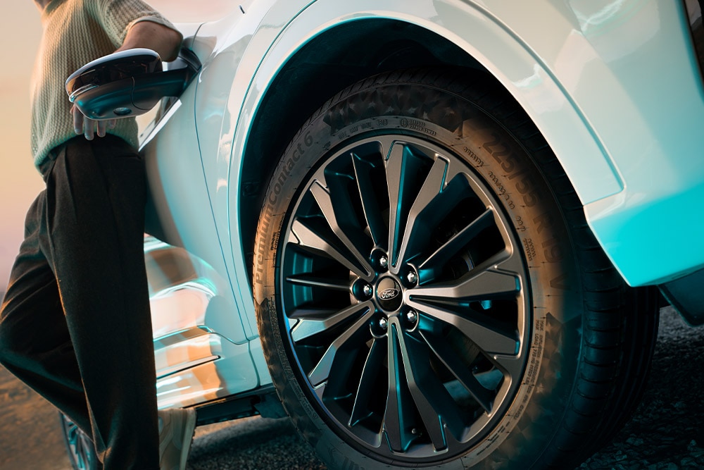 A Ford Kuga Sound Edition 19" szürke könnyűfém keréktárcsájának közelképe.