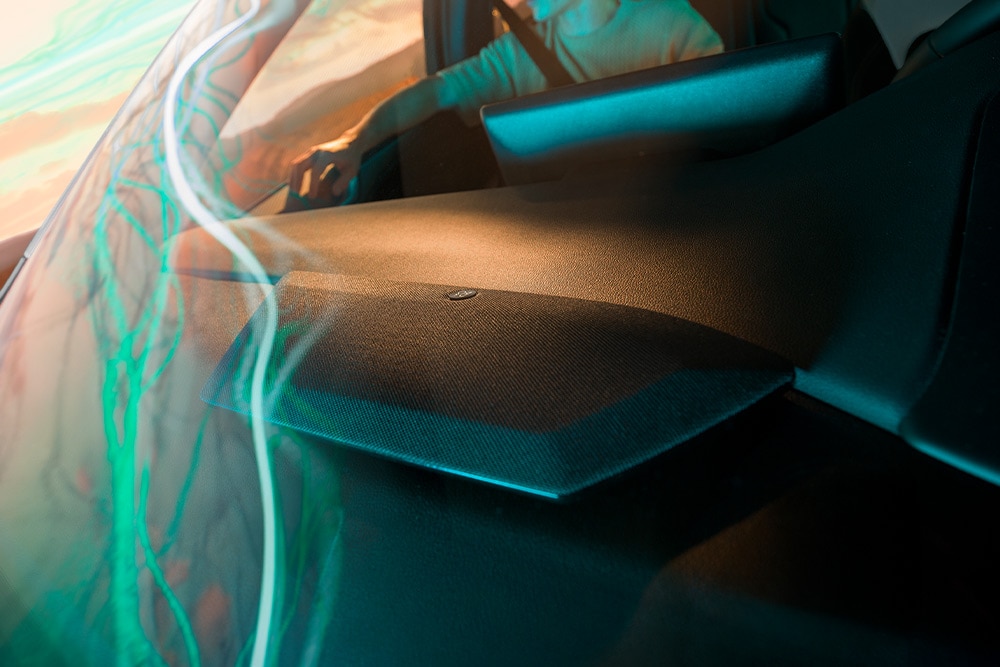 A B&O prémium hangrendszer hangszórója közelképen a Ford Kuga Sound Edition utasterében.