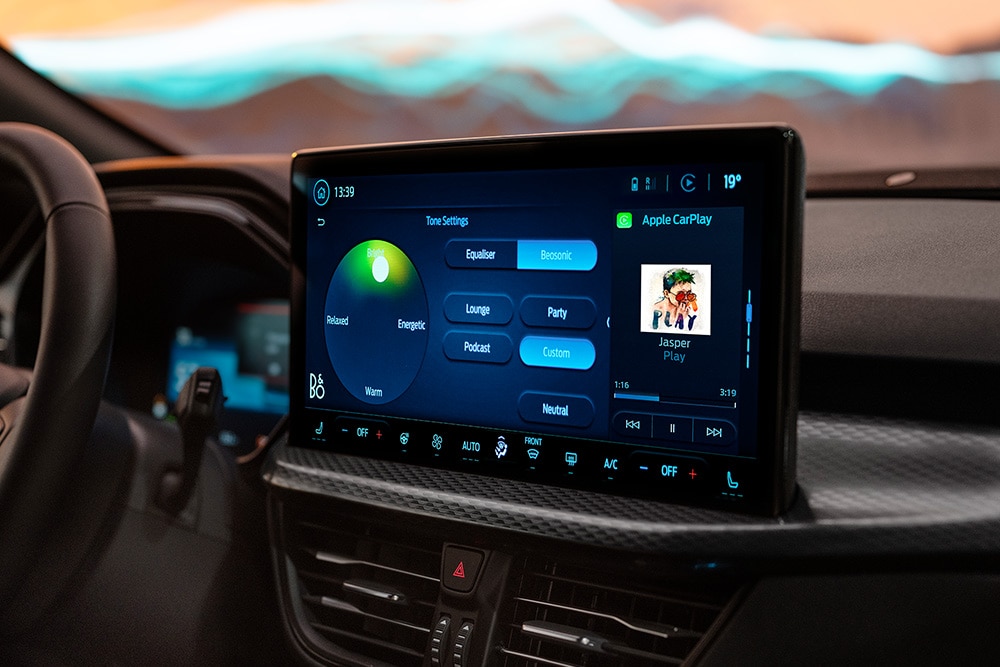Nagy érintőképernyős infotainment rendszer, mely a Ford Puma Gen-E Sound Edition B&O Beosonic funkcióját mutatja be.