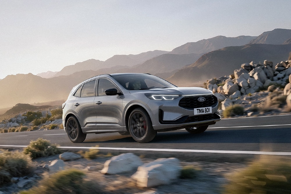Ezüstszínű Ford Kuga sziklás hegyvidéki tájon.