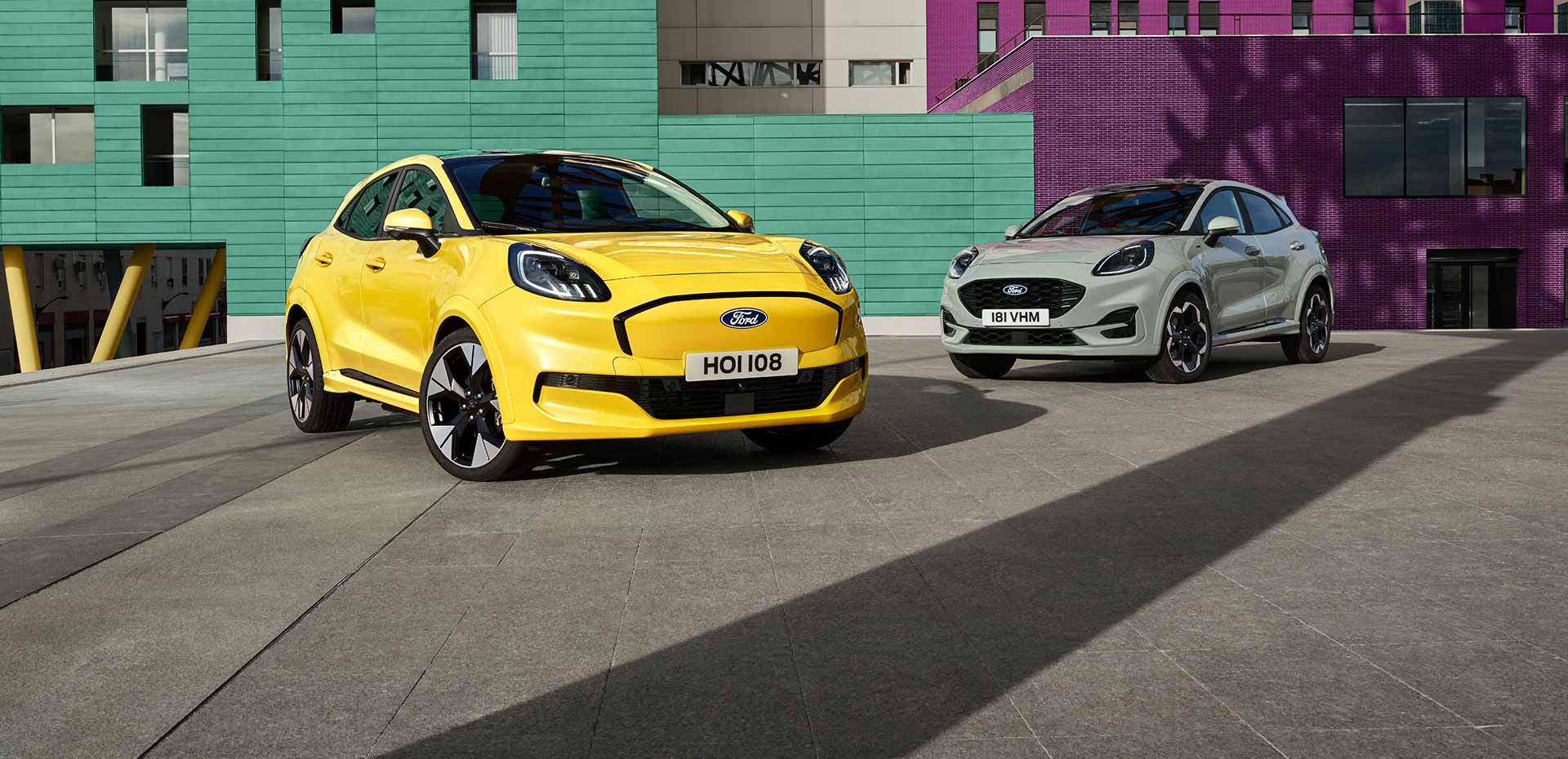 Egy sárga, elektromos Ford Puma Gen-E® és egy EcoBoost® benzinmotoros, szürke Ford Puma® áll egymás mellett.