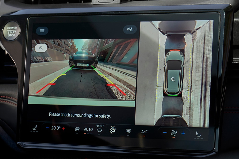 Közelkép az új, elektromos Ford Puma Gen-E® parkolástámogató funkcióit bemutató 360°-os kameráról.