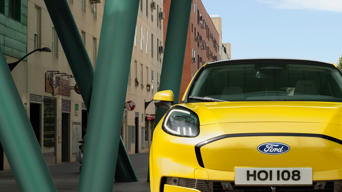 Közelkép az új, sárga színű Ford Puma Gen-E® modell elejéről.