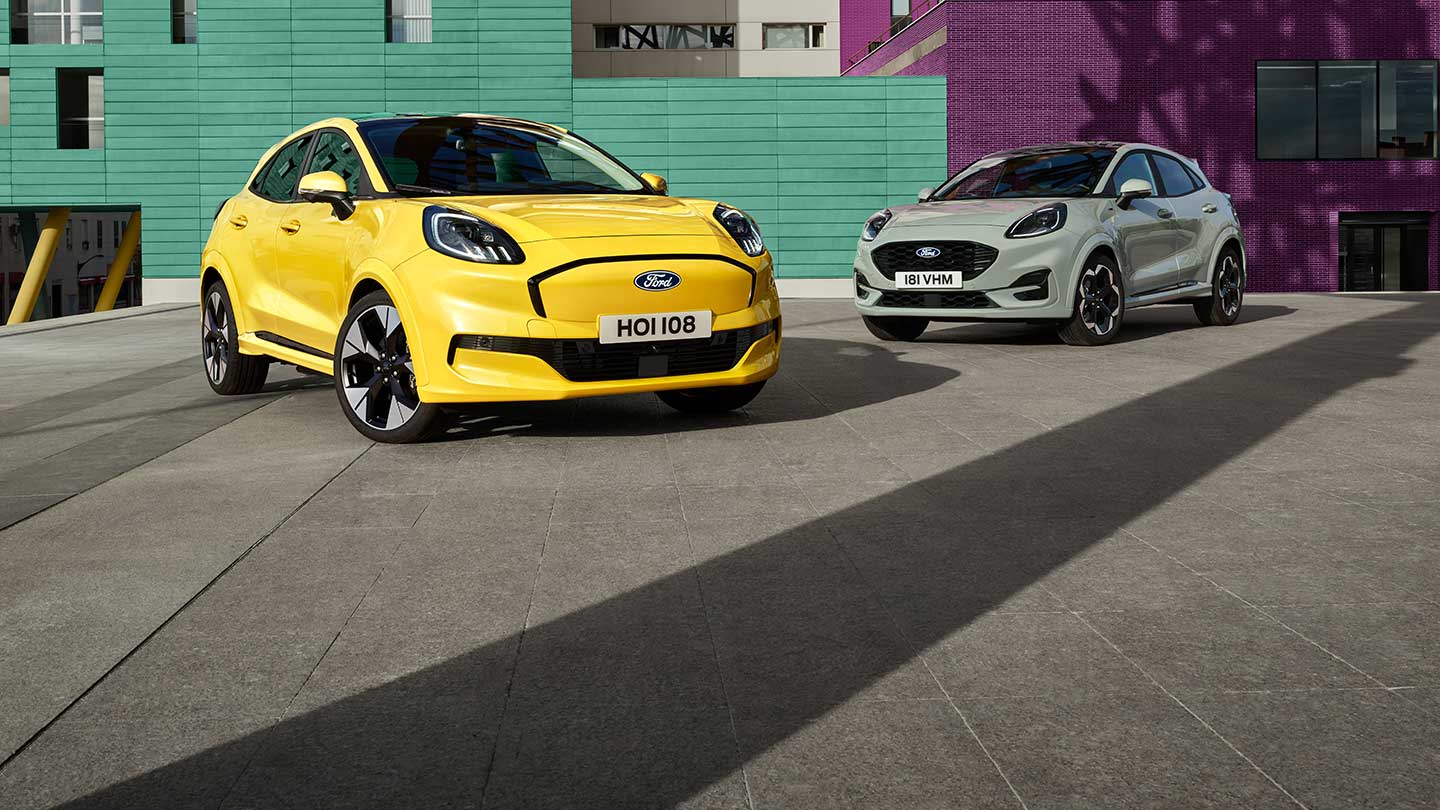 Sárga elektromos Ford Puma Gen-E® és EcoBoost® benzinmotoros, szürke Ford Puma® áll egymás mellett.