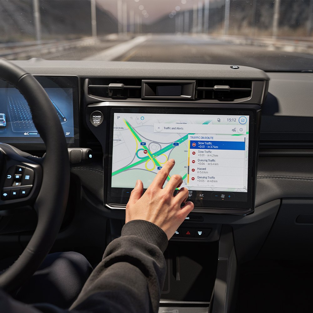 Egy vezető a csatlakoztatott navigáció funkciót használja egy Ford Puma Gen-E BlueCruise Edition digitális kijelzőjén.