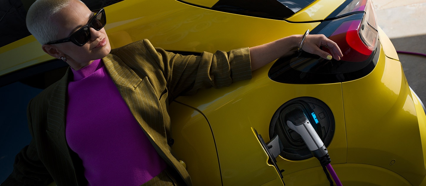 Közelkép egy otthoni Wallboxhoz csatlakoztatott elektromos Ford Puma Gen-E® hátsó részéről.