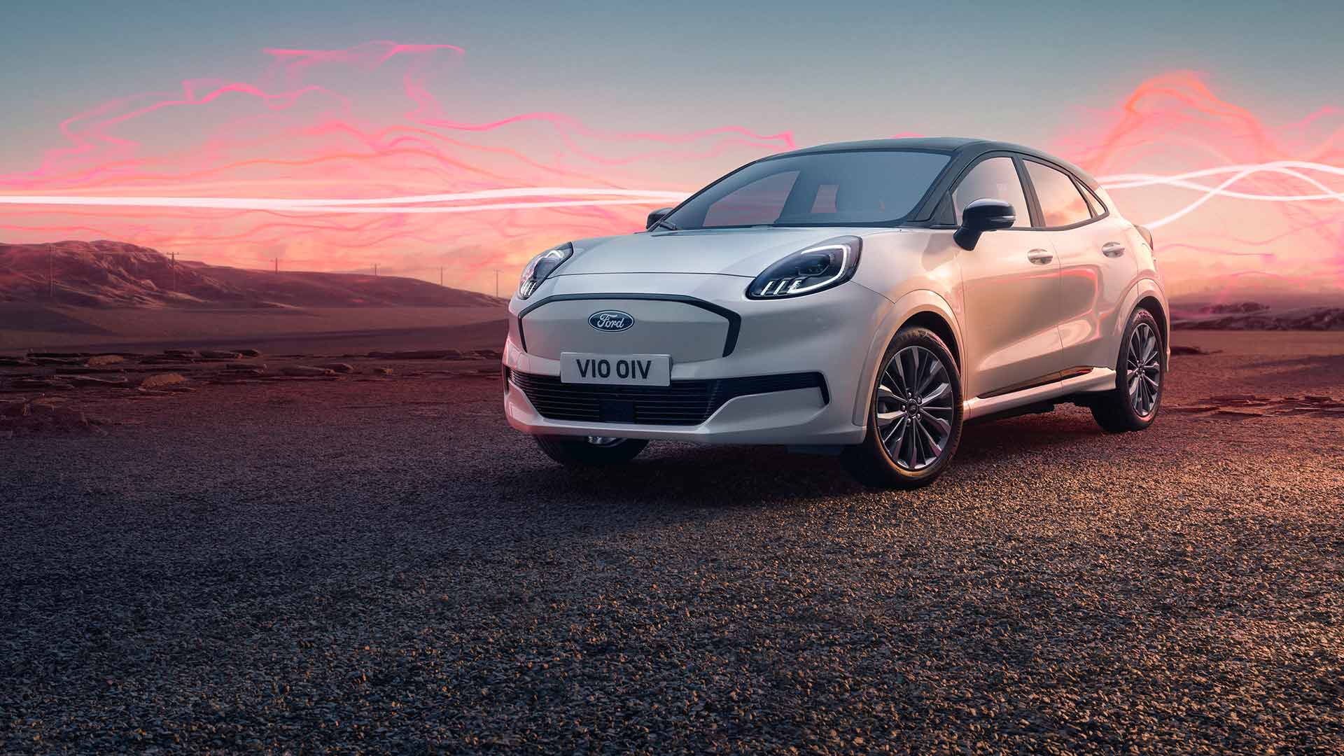 Fehér Ford Puma Gen-E Sound Edition álló helyzetben, a háttérben piros hanghullámgrafikával.
