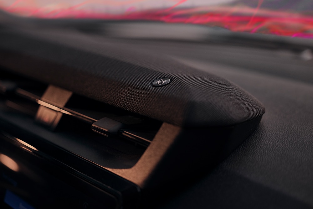 A B&O prémium hangrendszer hangszórója és logója közelképen a Ford Puma Sound Edition utasterében.