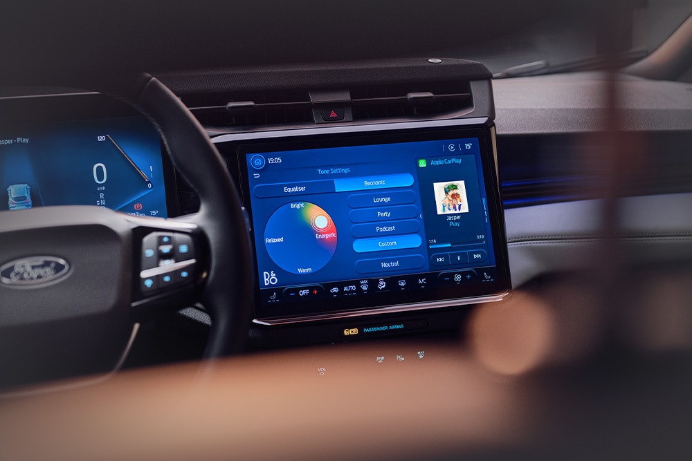 Nagy érintőképernyős infotainment rendszert látunk, mely a Ford Puma Gen-E Sound Edition B&O Beosonic funkcióját mutatja be.