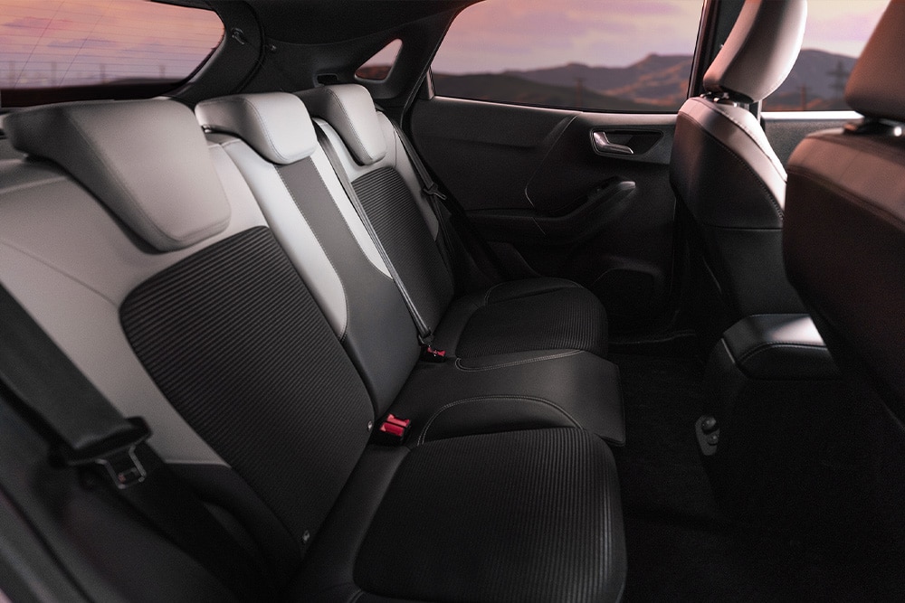 A Ford Puma Sound Edition exkluzív üléshuzattal borított hátsó üléseinek közelképe.