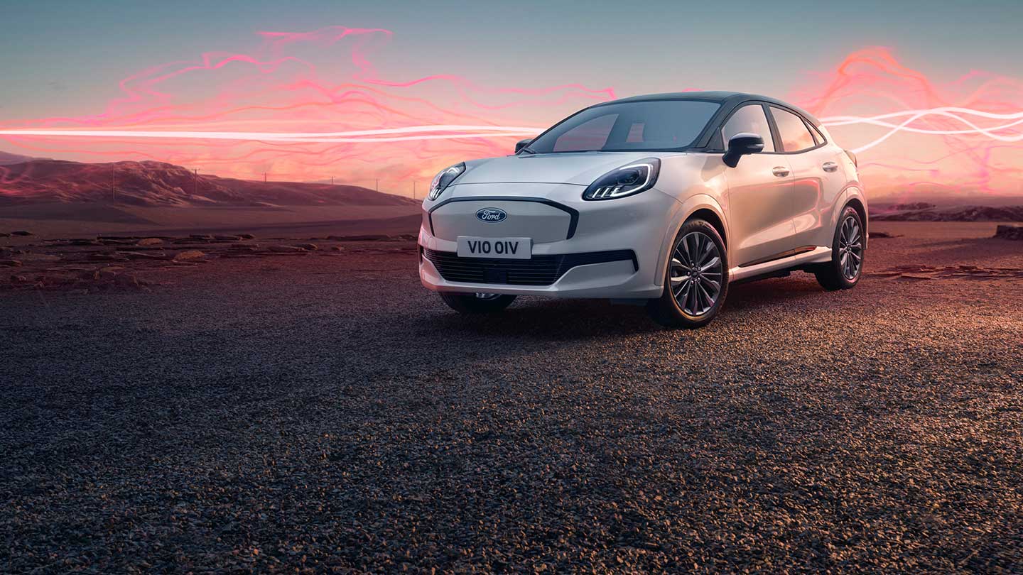 Fehér Ford Puma Gen-E Sound Edition álló helyzetben, a háttérben piros hanghullámgrafikával.