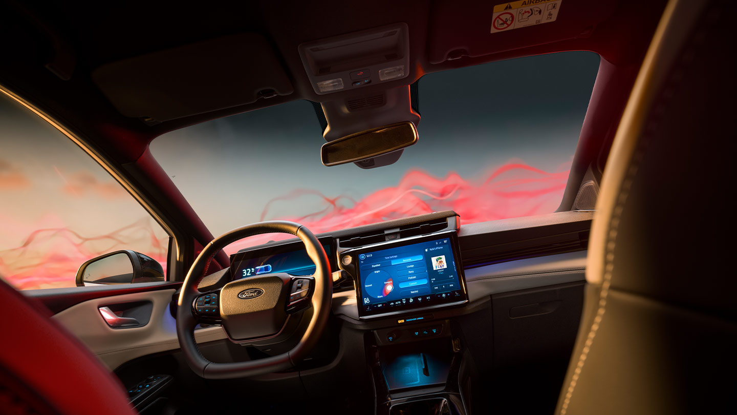 A Ford Puma Sound Edition utasterében látjuk a kormánykereket és az infotainment rendszer képernyőjét.