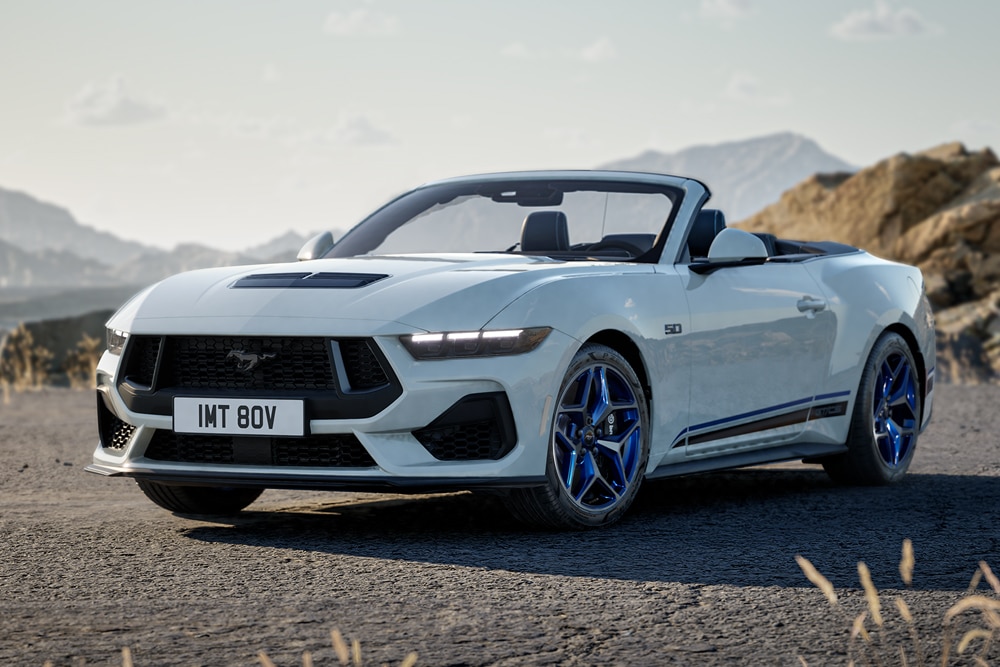 Fehér Ford Mustang California Special oldalnézetből egy hegyi úton