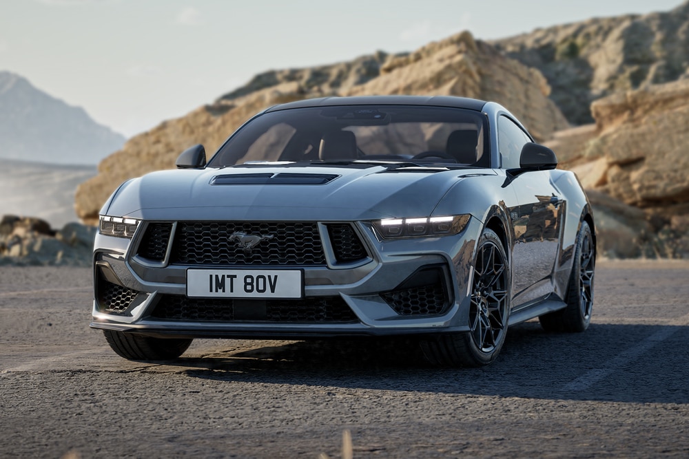 Szürke Ford Mustang Nite Pony halad az úton