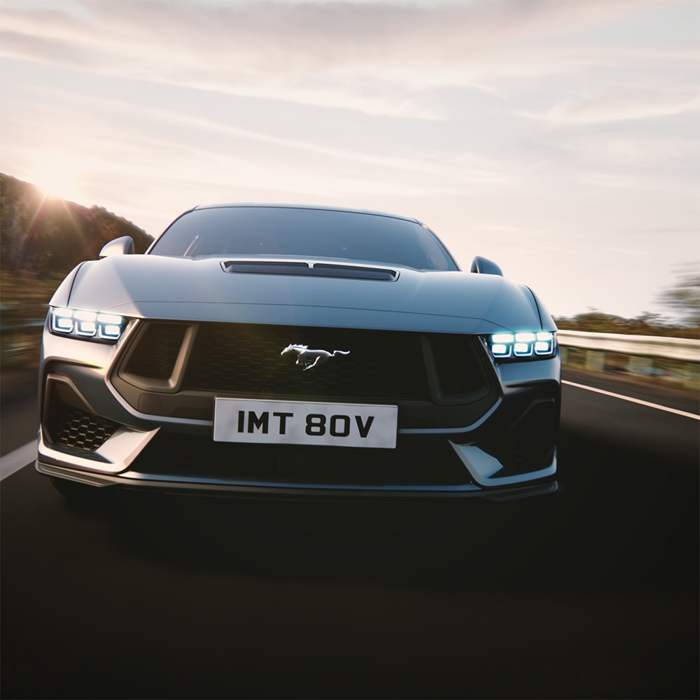 Kanyarodó kék Ford Mustang