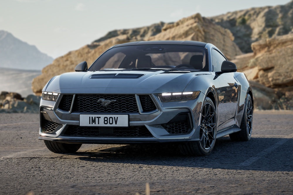 Ford Mustang GT Nite Pony Coupe Carbonised Grey színben, hegyi úton parkolva
