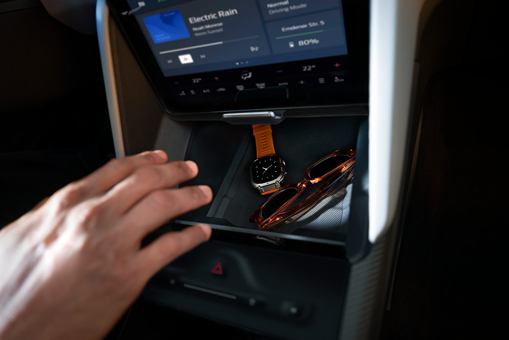 Egy kéz a Ford Capri® My Private Locker rekeszével, melyben egy óra és egy napszemüveg van.