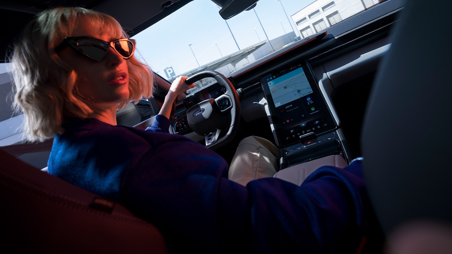 Az új Ford Capri® belső tere a kormánnyal, műszerfallal és a nagy SYNC® Move érintőképernyővel.