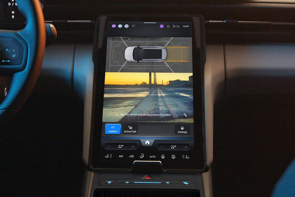 A Ford Capri® érintőképernyőjén a 360°-os  kamerarendszer és a parkolást segítő utasítások láthatók.