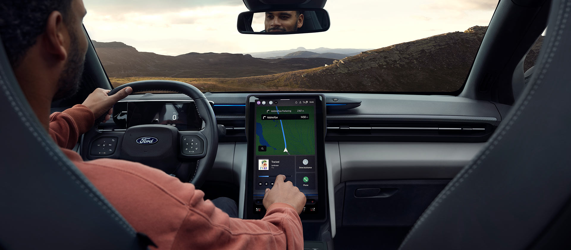 A vezető a Ford Explorer SYNC® Move 14,6"-os érintőképernyőjét kezeli.