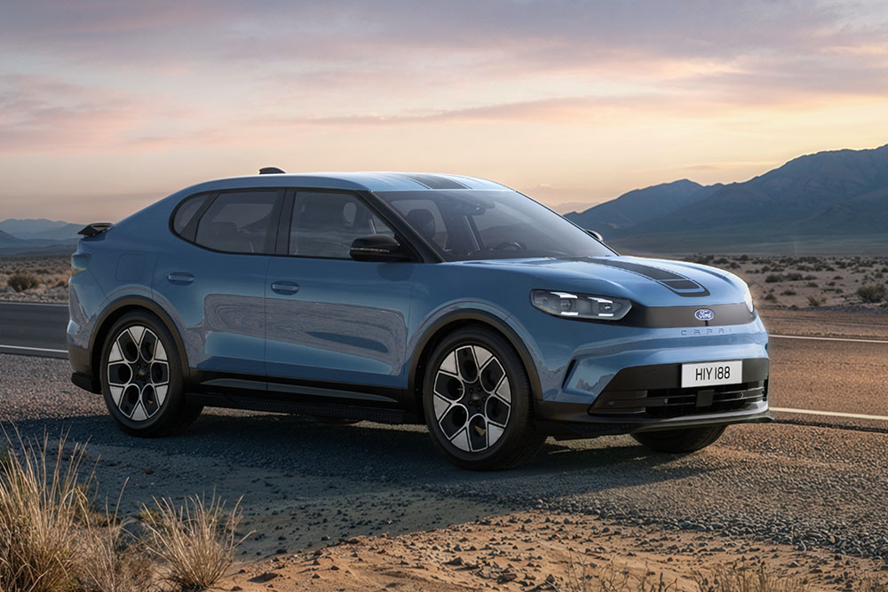 Kék Ford Capri® Collection egy poros hegyi úton.