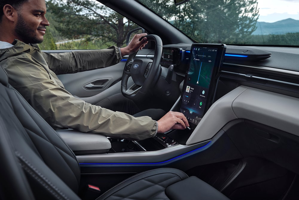 Az autóvezető egy Ford Explorer családi SUV érintőképernyős infotainment rendszerét használja.