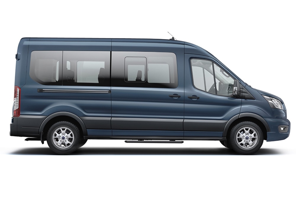 Kék Ford Transit Minibusz, a Ford egyterű és személyszállító termékcsalád tagja.