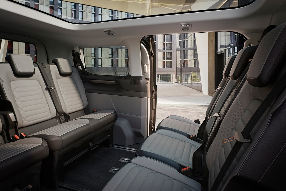 Rugalmasan alakítható, tripla üléssor a Ford Tourneo Custom személyszállítóban.