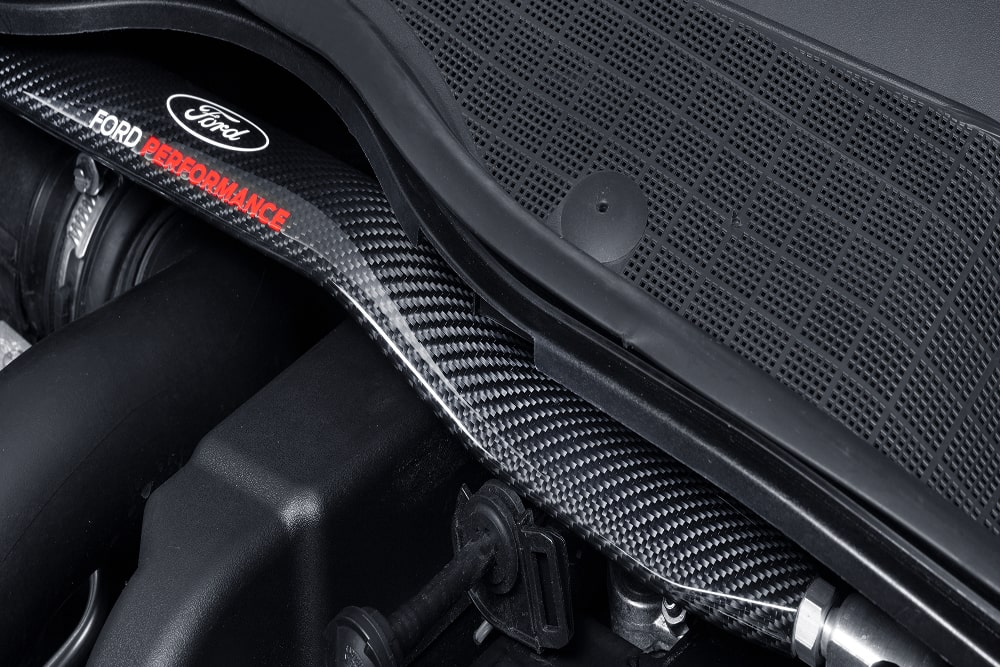 Egy Ford Performance motoralkatrész közelképét látjuk a motortérben.