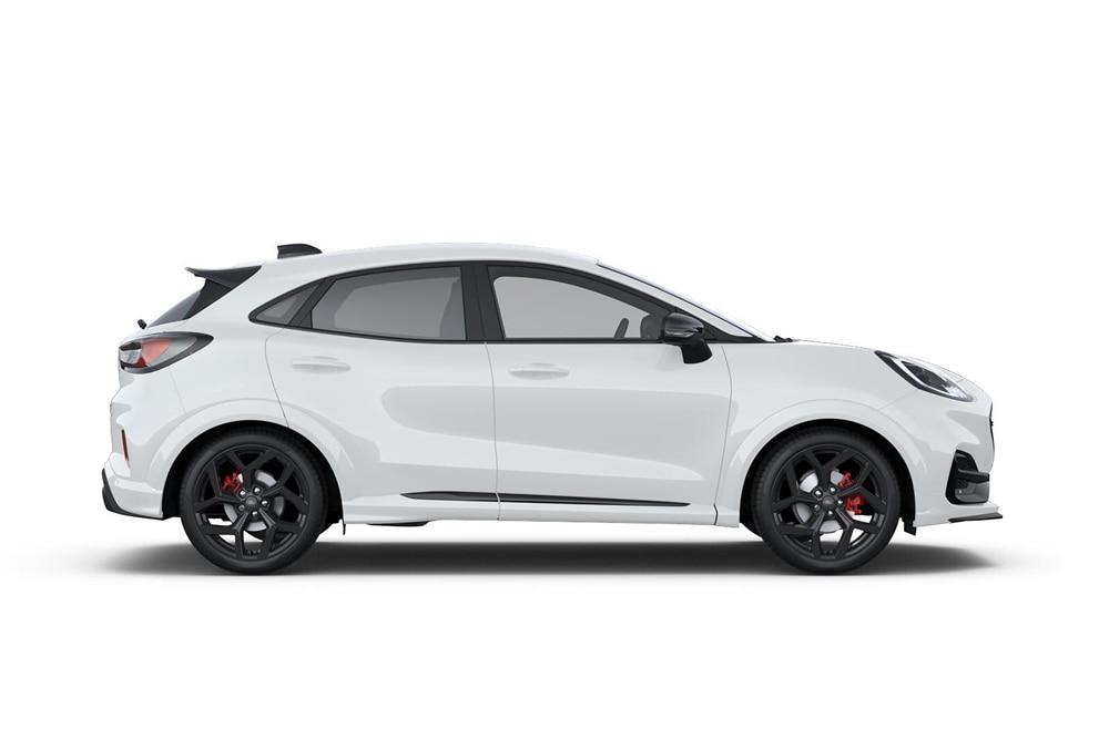 Fehér Puma ST, a Ford városi autó termékcsalád tagja.