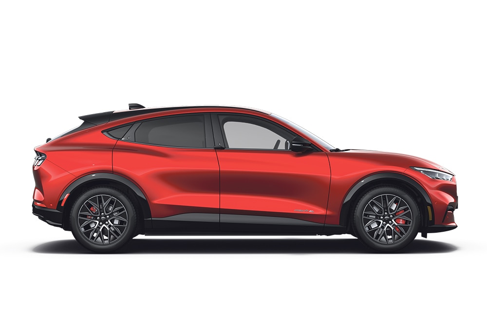 Piros Ford Mustang Mach-E, a Ford SUV termékcsalád tagja.