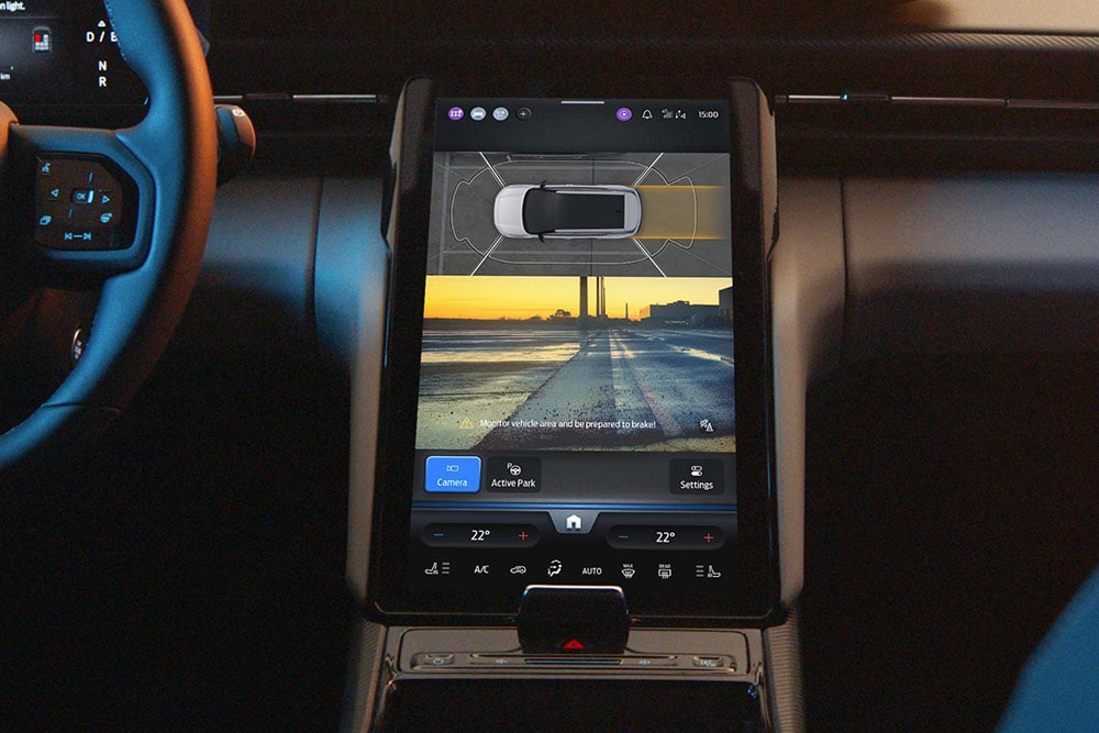 Közelkép a Ford SUV digitális érintőképernyőjéről, melyen az aktív parkolássegítő rendszer látható.