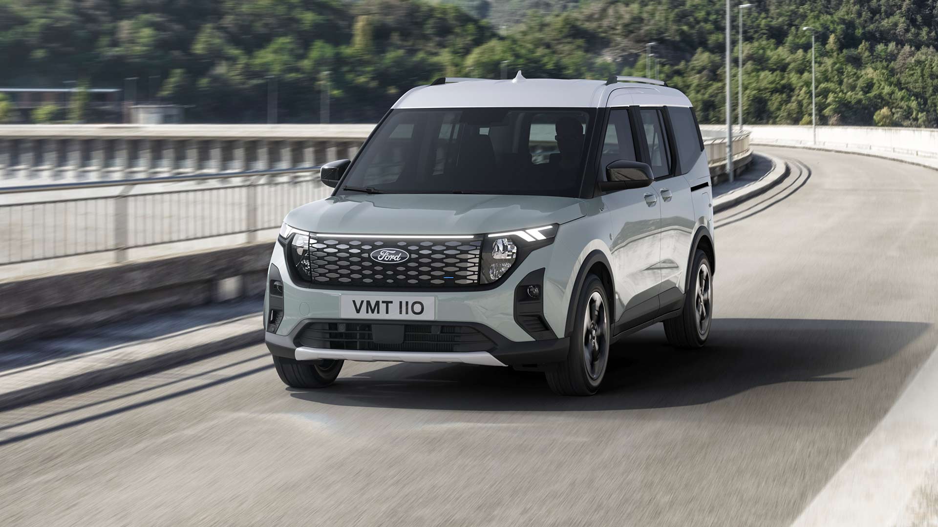 Szürke Ford E-Tourneo Courier Active úton