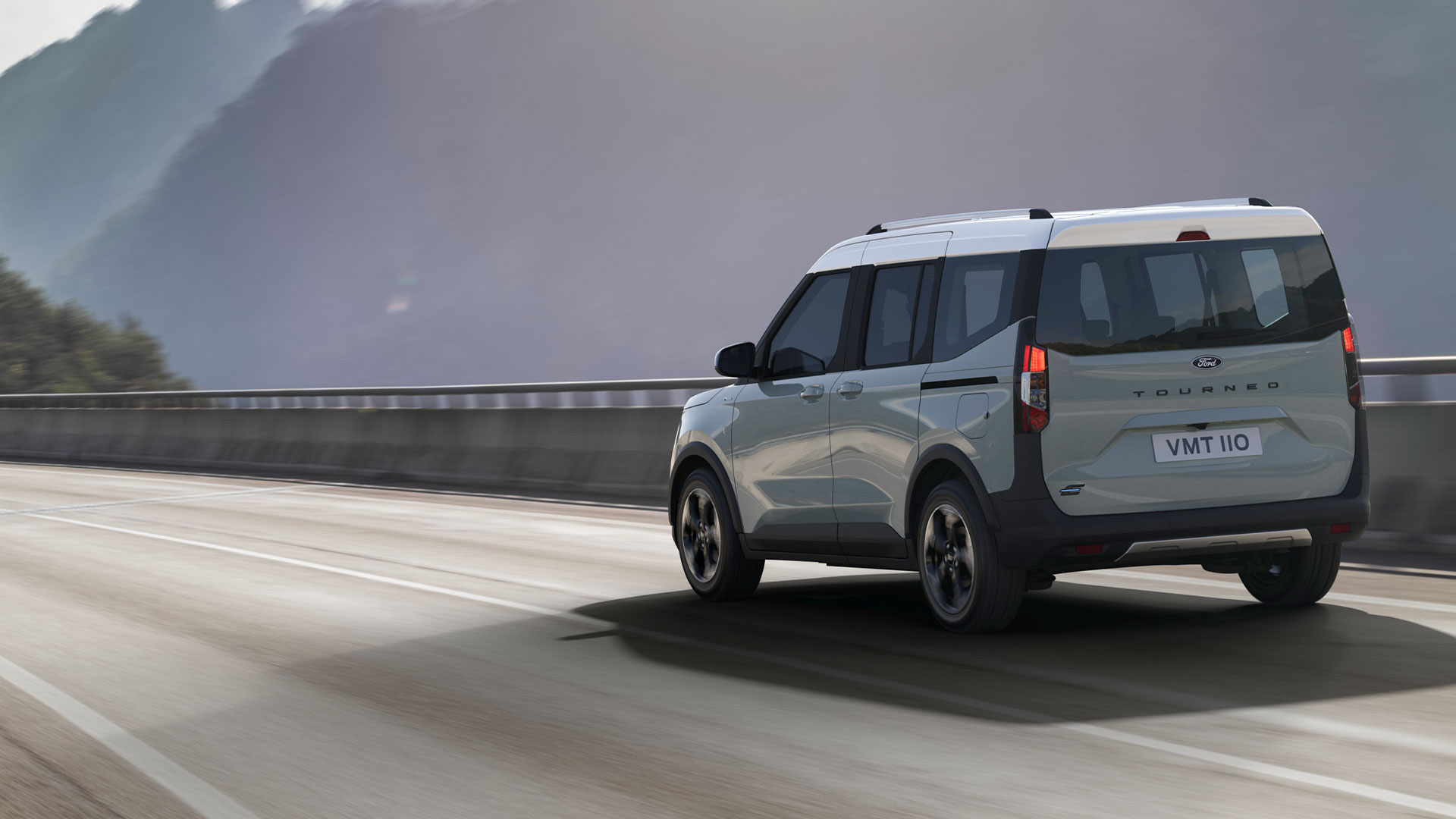 Ford E-Tourneo Courier Active vidéki úton