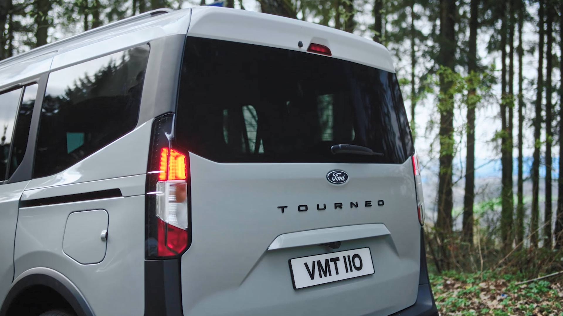 Fekete Ford E-Tourneo Courier Active