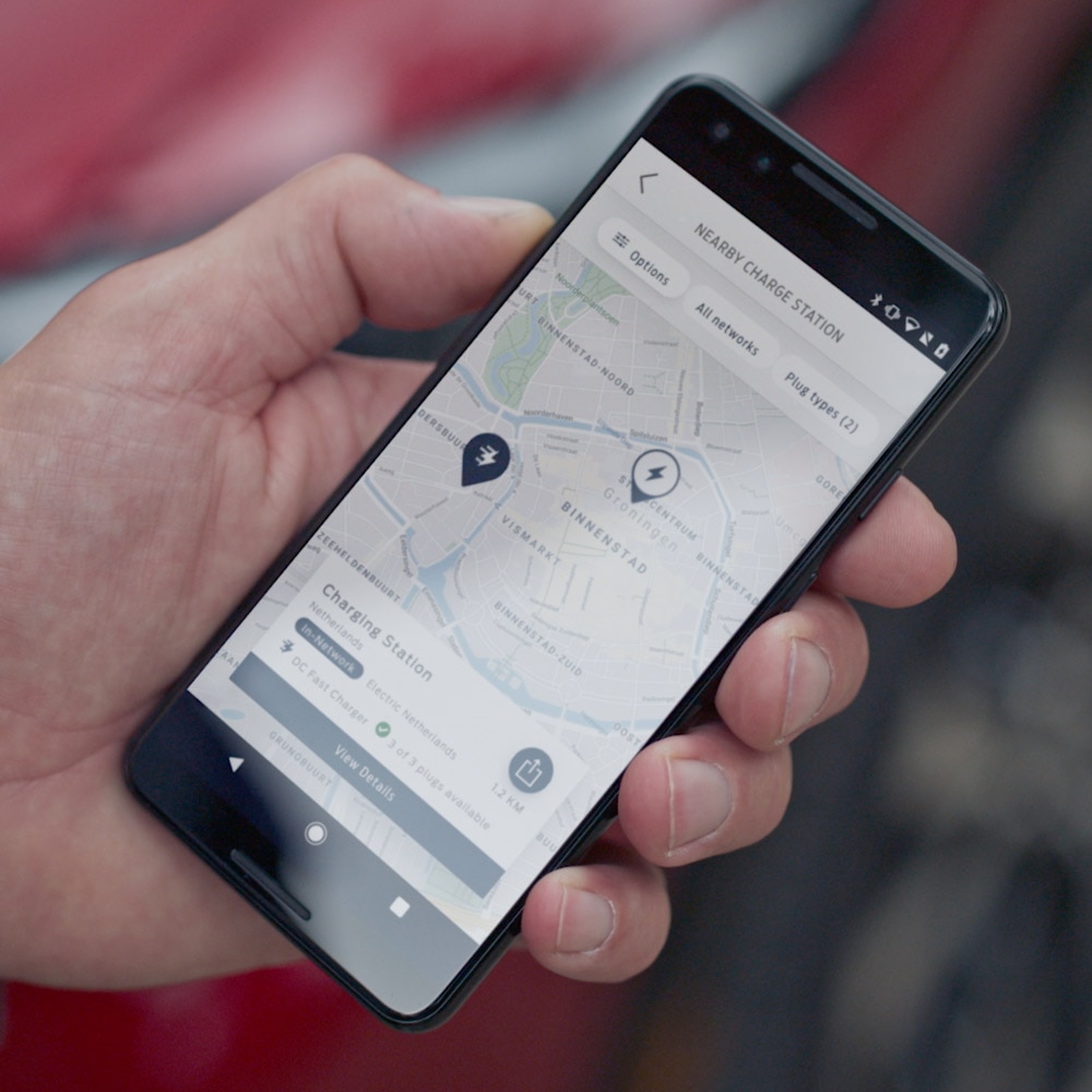 Okostelefonon FordPass applikációt használó személy
