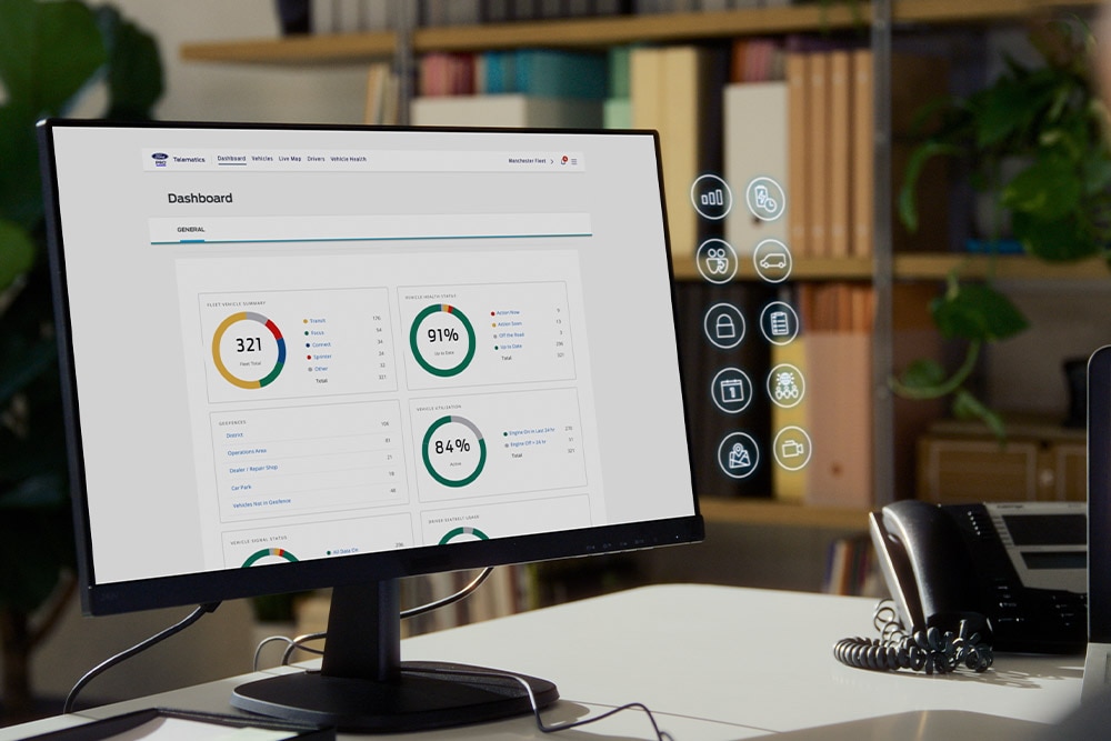 Okostelefon, mely egy E-Transit Custom modellt jelenít meg a Ford applikációban a jármű töltöttségi állapotát és lokációját mutatva.