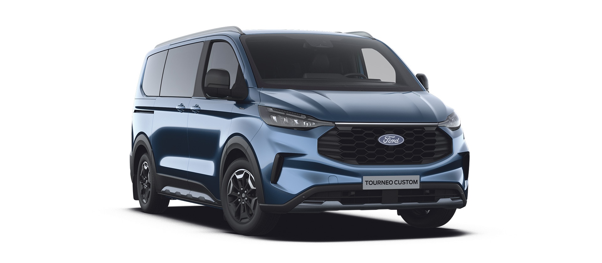 Egy kék Ford Tourneo Active elölnézetből, fehér háttérrel.