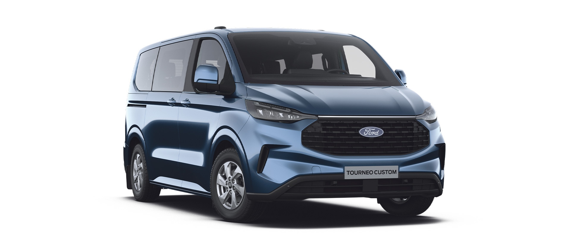 Egy kék Ford Tourneo Trend elölnézetből, fehér háttérrel.
