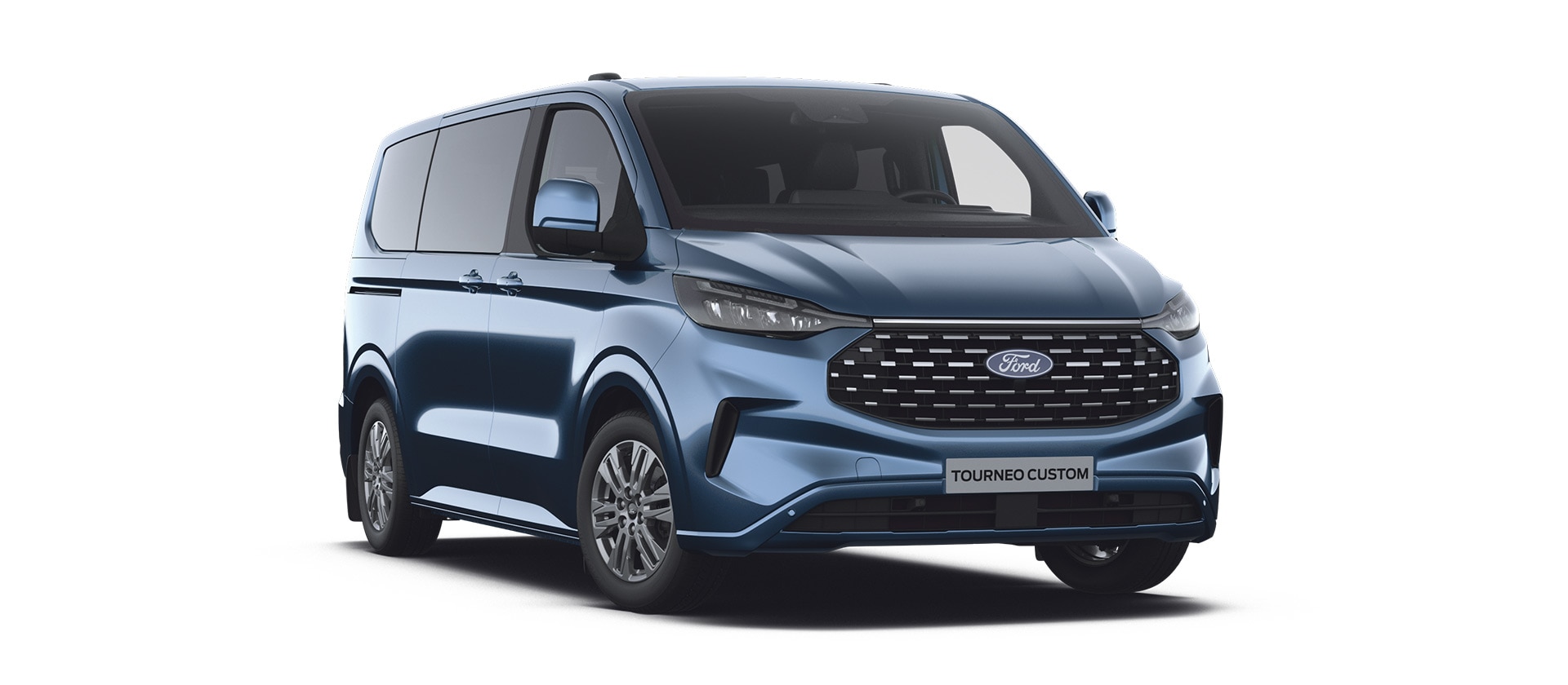 Egy kék Ford Tourneo Titanium elölnézetből, fehér háttérrel.