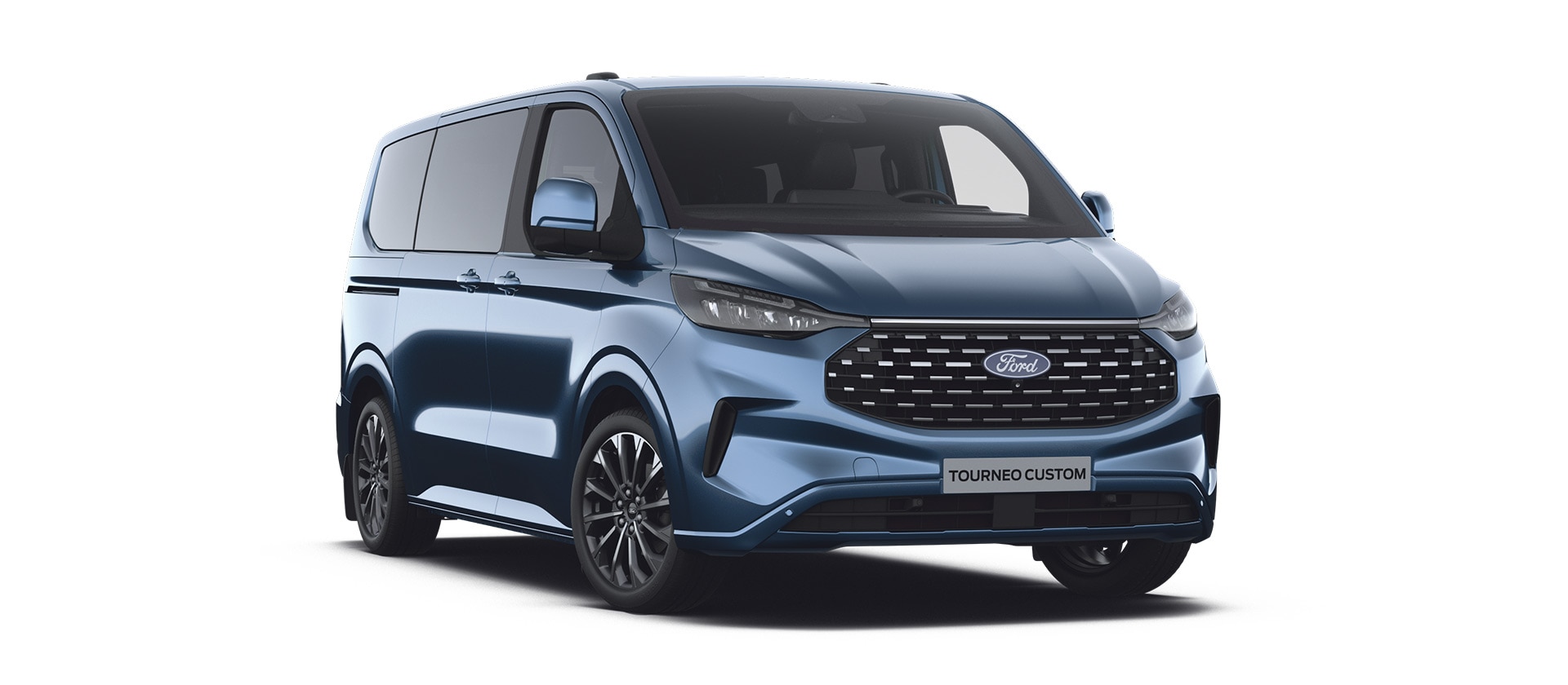 Egy kék Ford Tourneo Titanium X elölnézetből, fehér háttérrel.