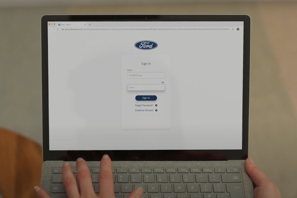 Számítógép képernyőjén a Ford fiók bejelentkezési oldala