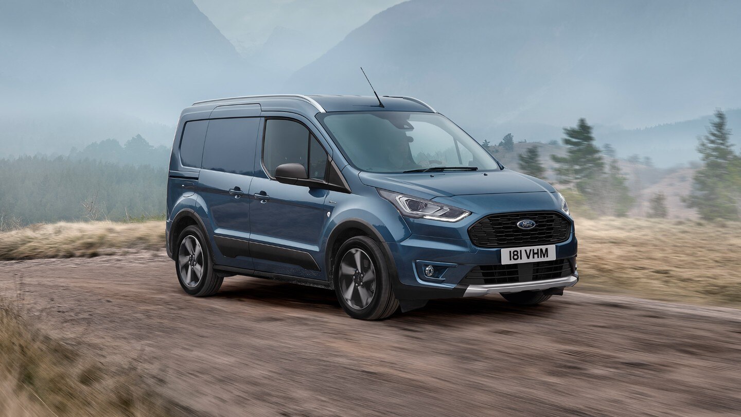 Ford Transit Connect Active parkol a hegyi úton